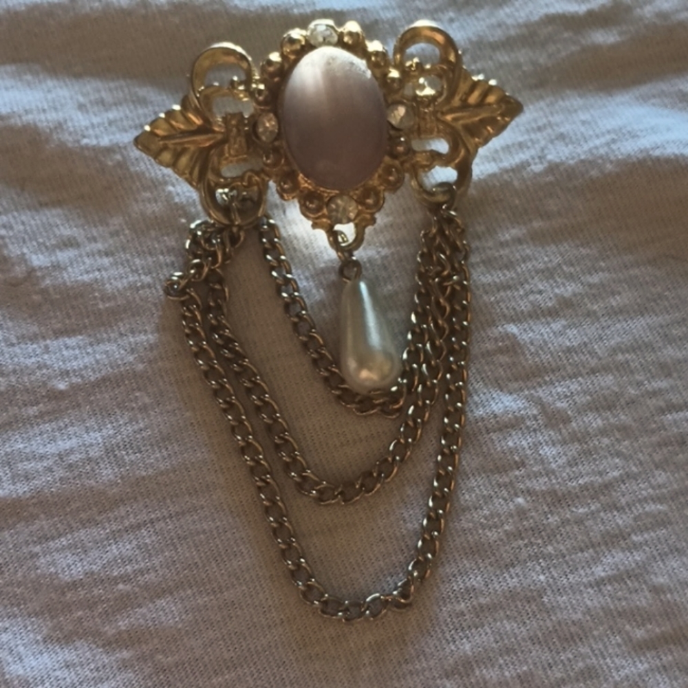 Gold tone flux Pearl drip chain broach
